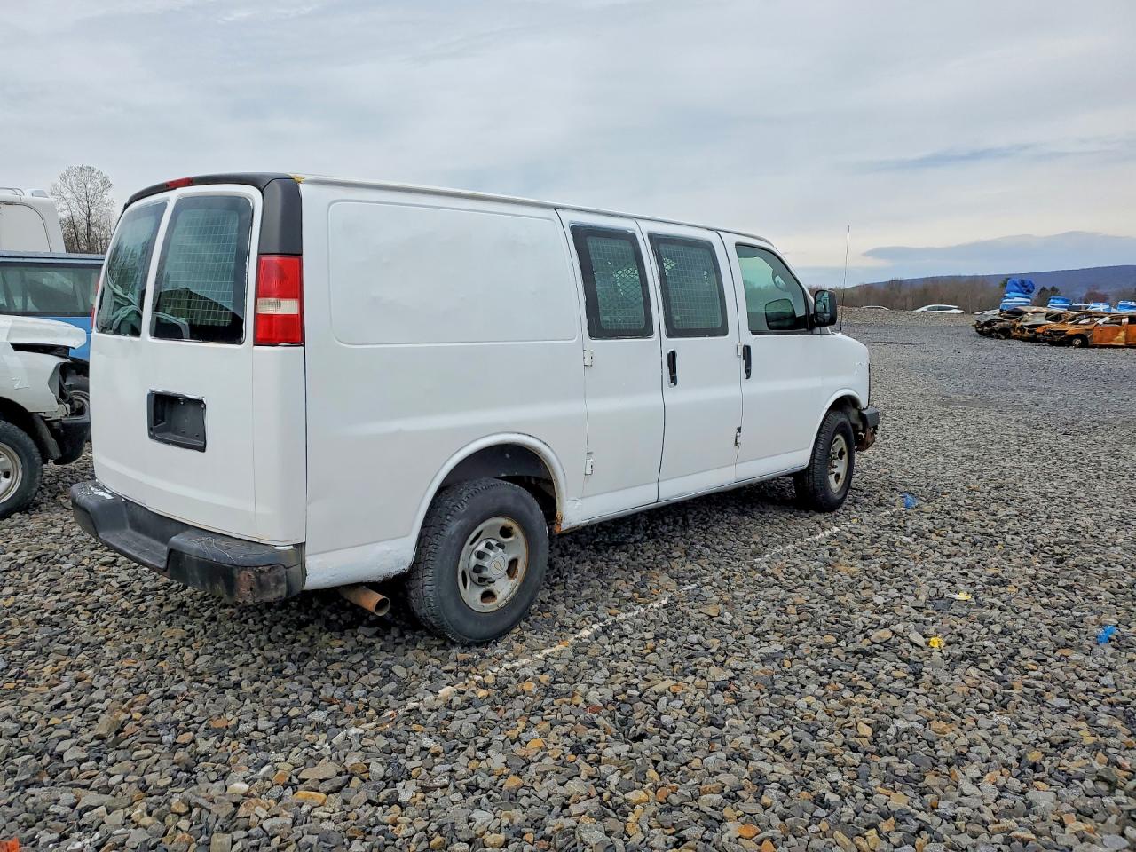 2008 Chevrolet Express VIN 1GCGG25C981155323 photo 3