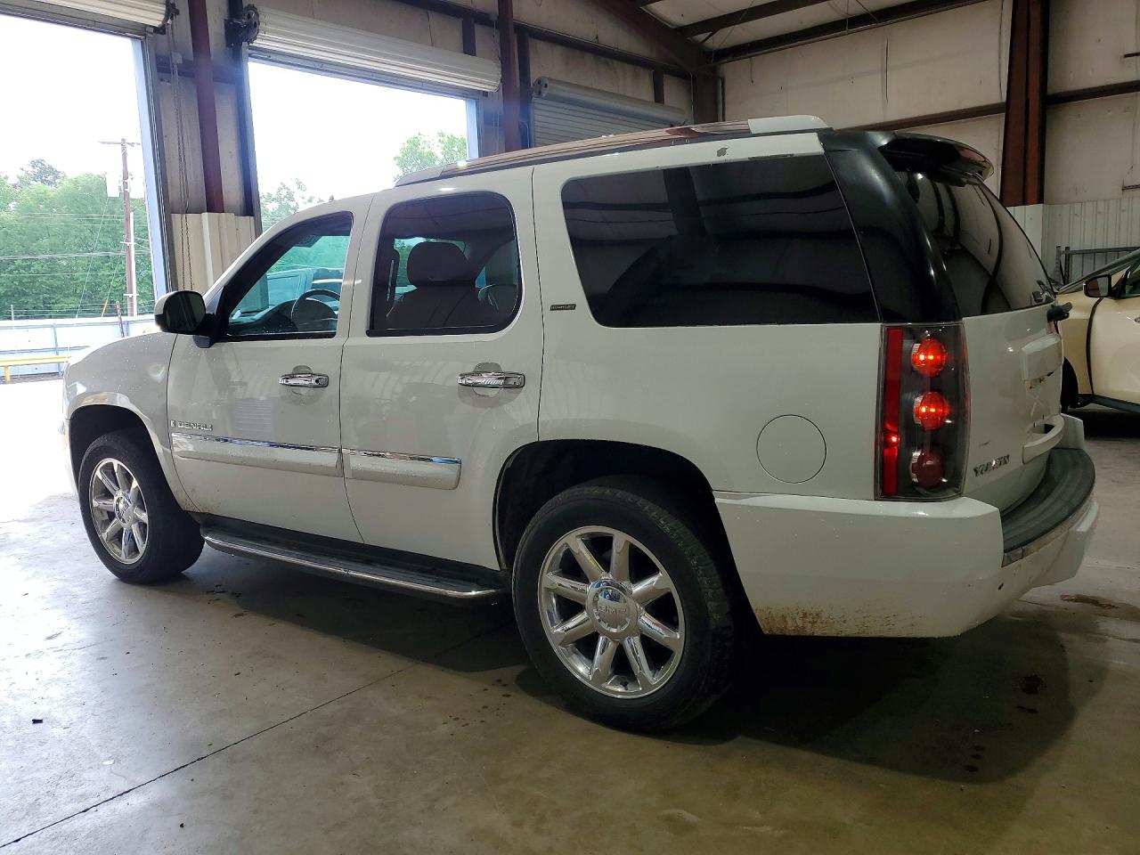 2008 GMC Yukon VIN 1GKEC638X8J251734 photo 2