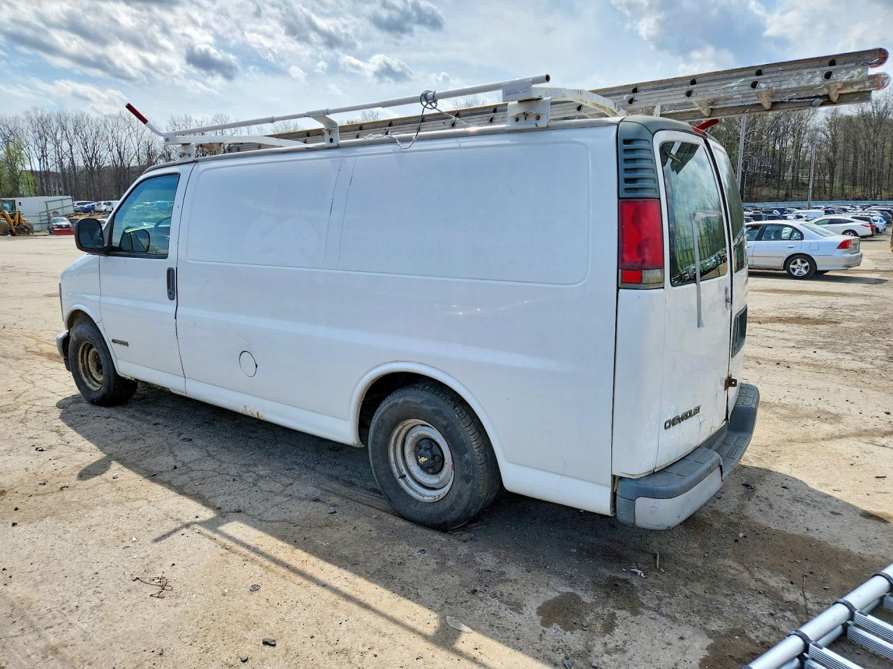 2002 CHEVROLET Express VIN 1GCFG15W421221381 photo 2