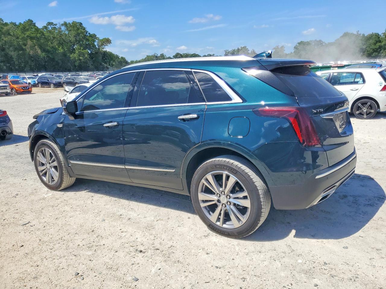 2025 Cadillac Xt5 VIN 1GYKNCRS0SZ135052 photo 2