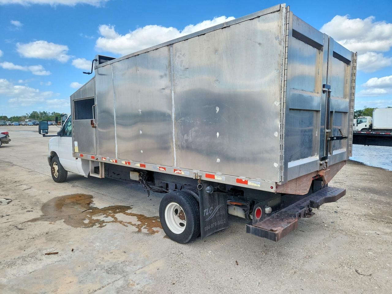 2011 Ford Econoline VIN 1FDXE4FS8BDA96693 photo 2