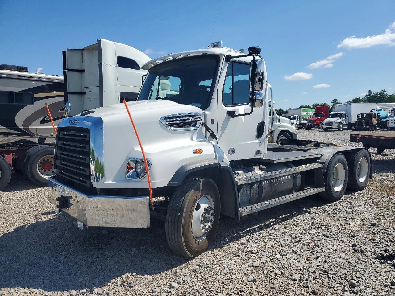 2022 FREIGHTLINER All other VIN 1FVJG3DV8NHNG1319 photo 2