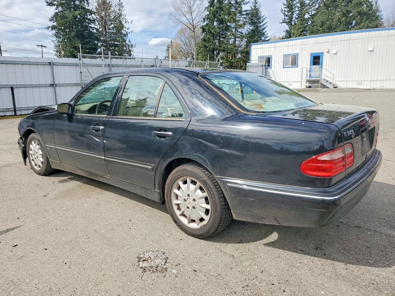 2001 Mercedes-Benz E-class VIN WDBJF65J81B386260 photo 2