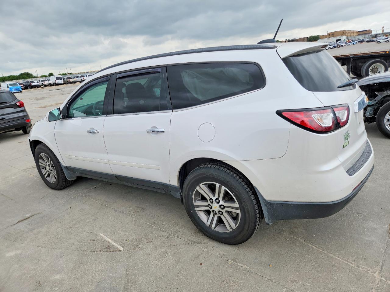2016 Chevrolet Traverse VIN 1GNKRGKDXGJ250218 photo 2