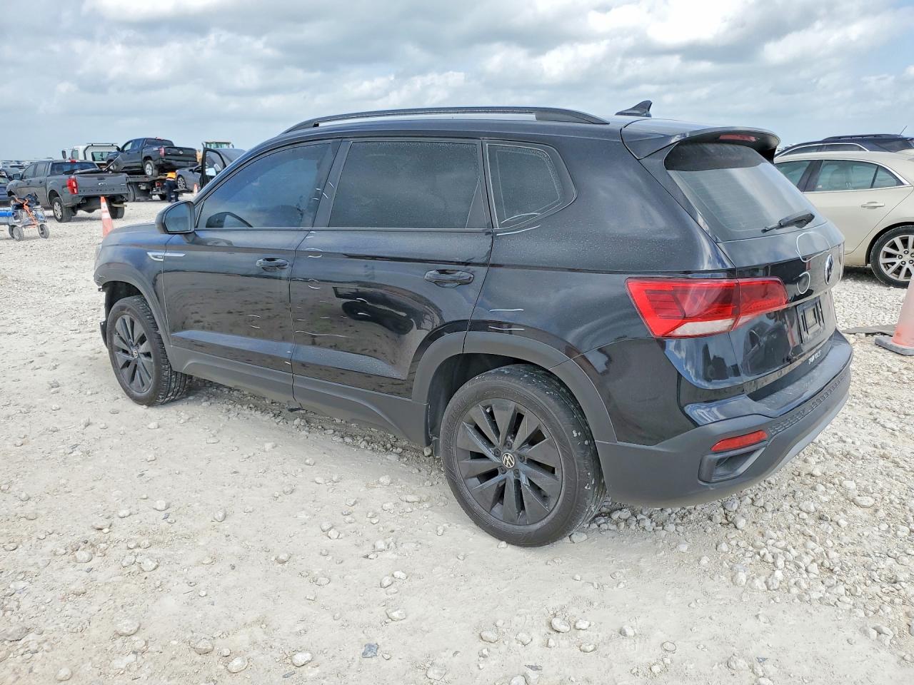 2024 Volkswagen All other VIN 3VV5X7B29RM108203 photo 2