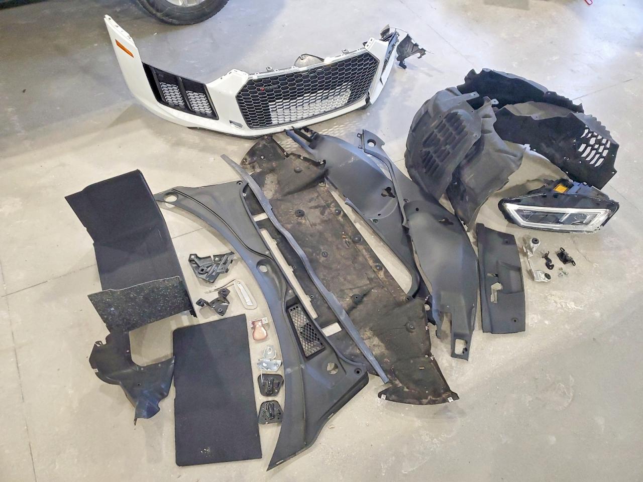 2018 Audi R8 VIN WUAKBAFXXJ7900428 photo 12