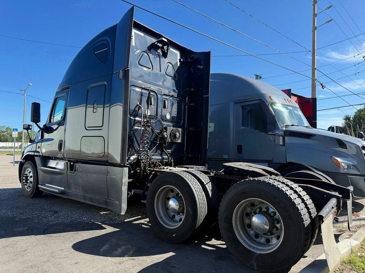 2018 FREIGHTLINER All other VIN 1FUJGLDR6JLHF2531 photo 3