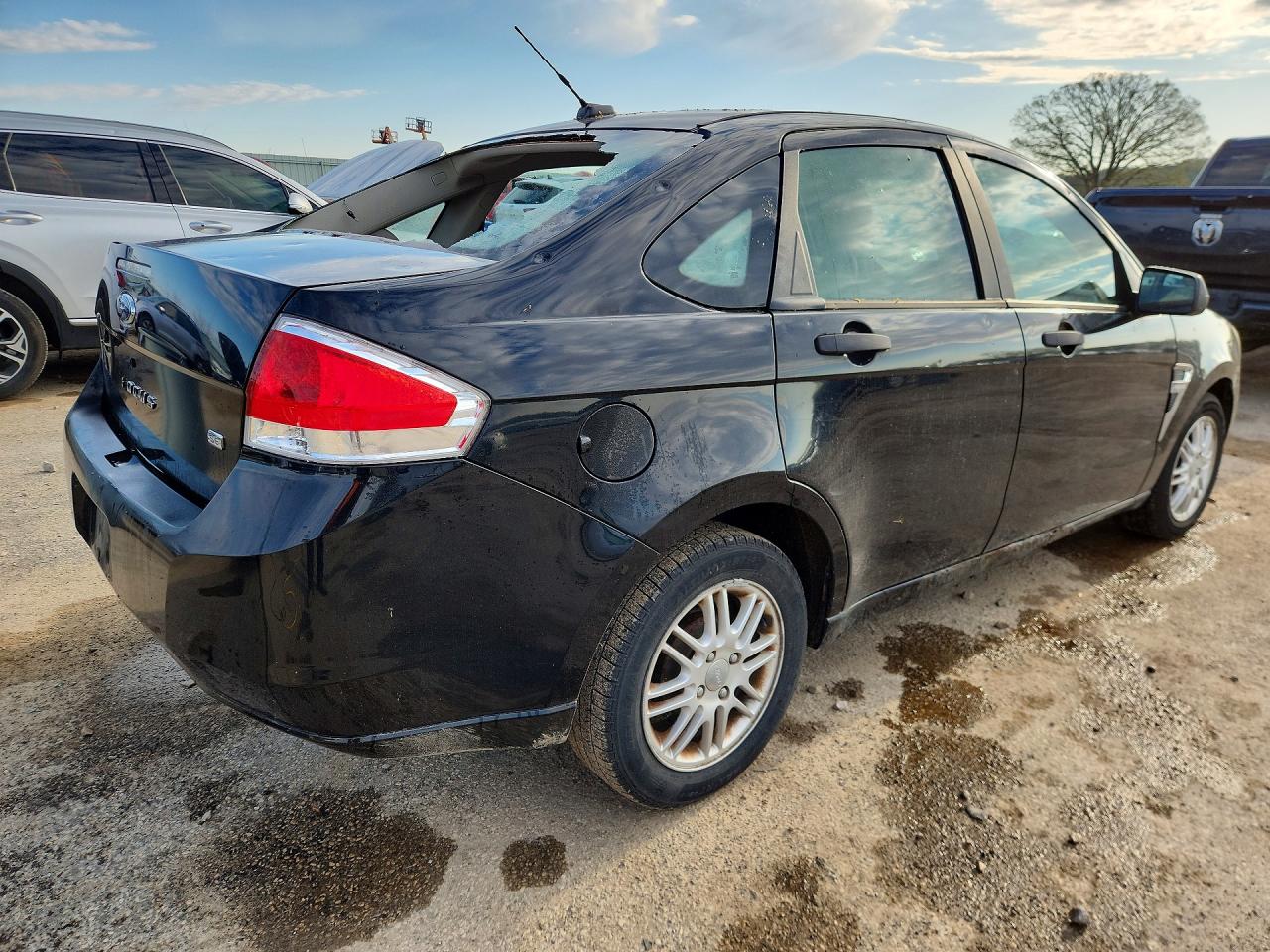 2008 Ford Focus VIN 1FAHP35N88W214138 photo 3