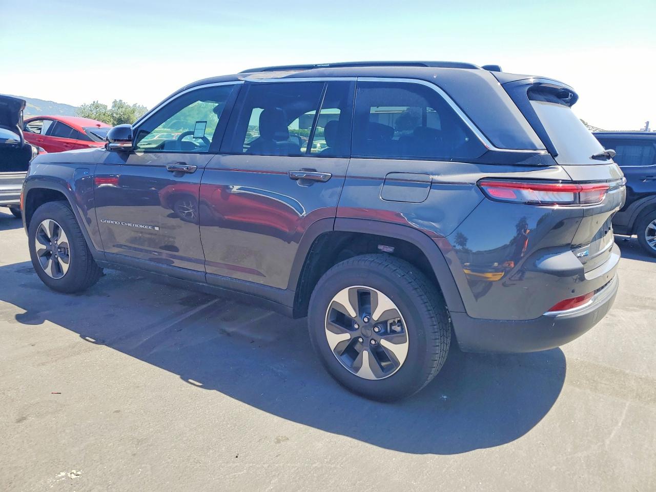 2024 Jeep Cherokee VIN 1C4RJYB64R8505977 photo 2