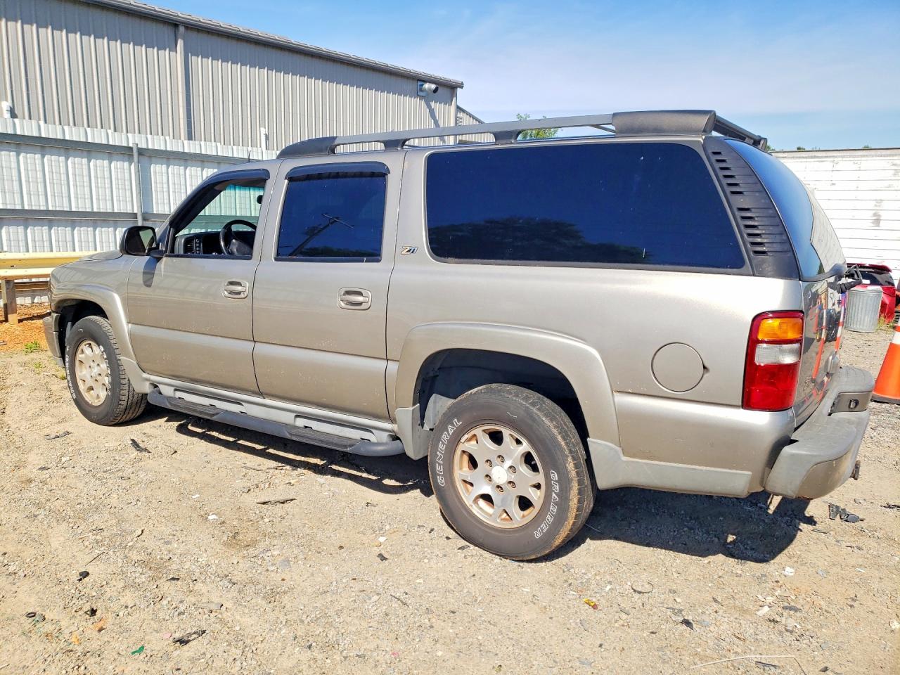 2002 Chevrolet Suburban VIN 3GNFK16Z22G335833 photo 2
