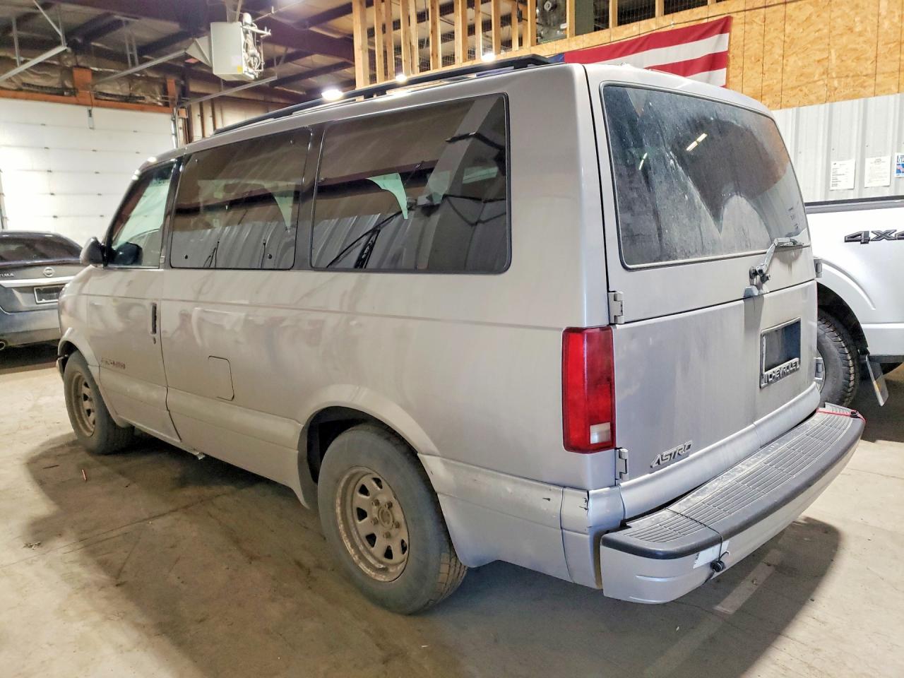 2000 CHEV Astro VIN 1GNEL19W8YB177218 photo 2