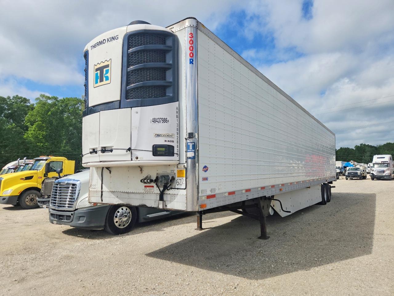 2015 UTILITY All models VIN 1UYVS2538FU115902 photo 2