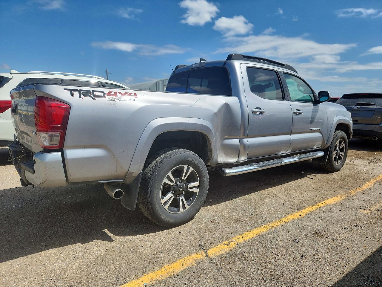 2017 Toyota Tacoma VIN 3TMDZ5BNXHM015756 photo 3