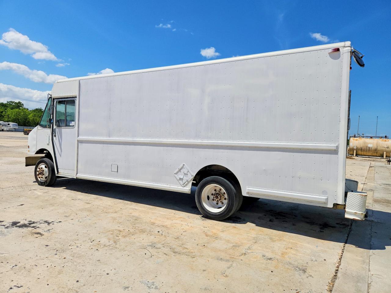 2000 FREIGHTLINER All other VIN 4UZA5FAC5YCG63882 photo 2
