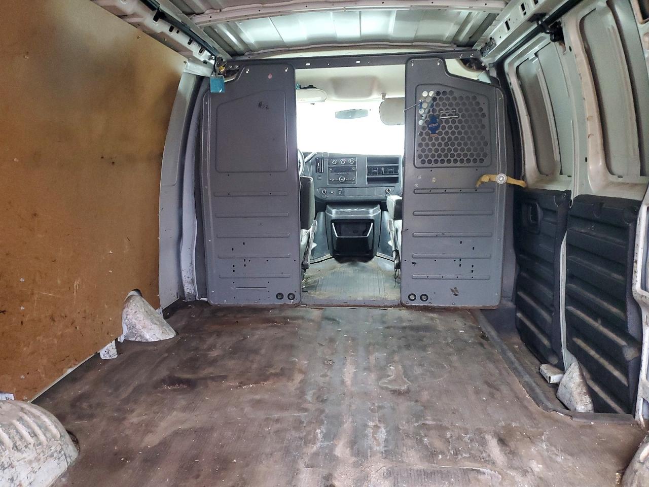 2011 CHEV Express VIN 1GCWGFFA2B1141772 photo 10
