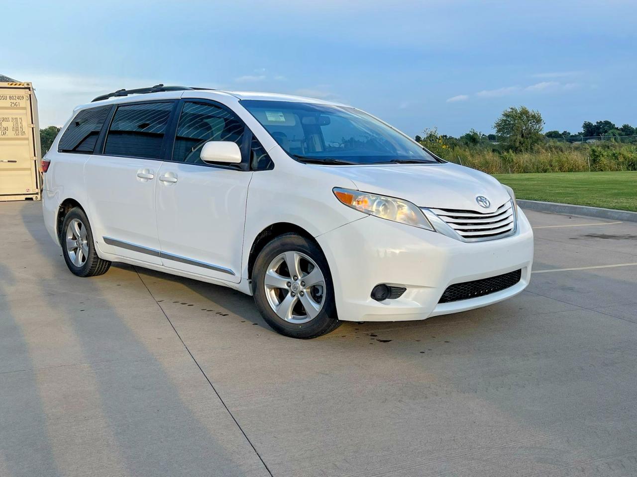 2015 Toyota Sienna VIN 5TDKK3DC3FS547083 photo 1