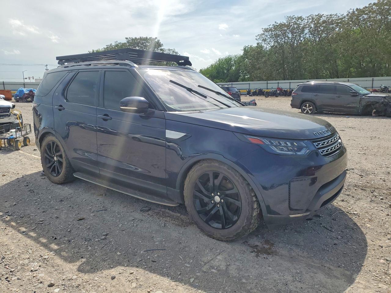 2017 Land Discovery VIN SALRRBBV1HA043181 photo 4