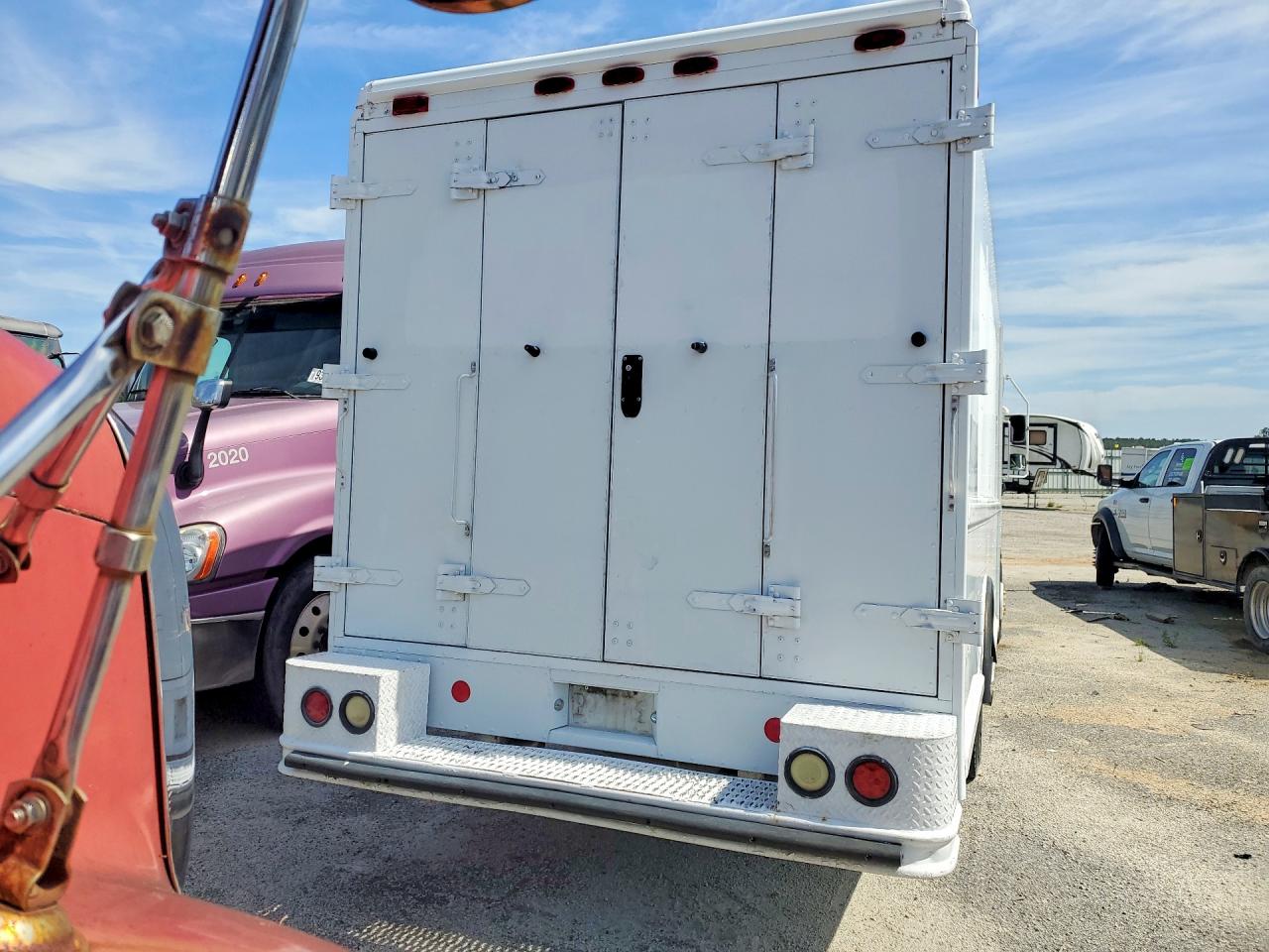 1999 FREIGHTLINER All models VIN 4UZA4FA47XCA64153 photo 6