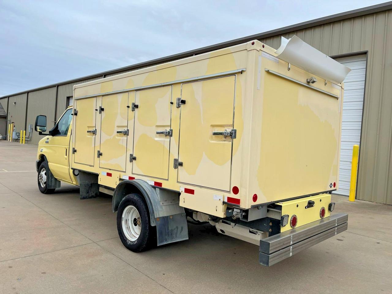 2021 Ford Econoline VIN 1FDXE4FN8MDC34245 photo 3