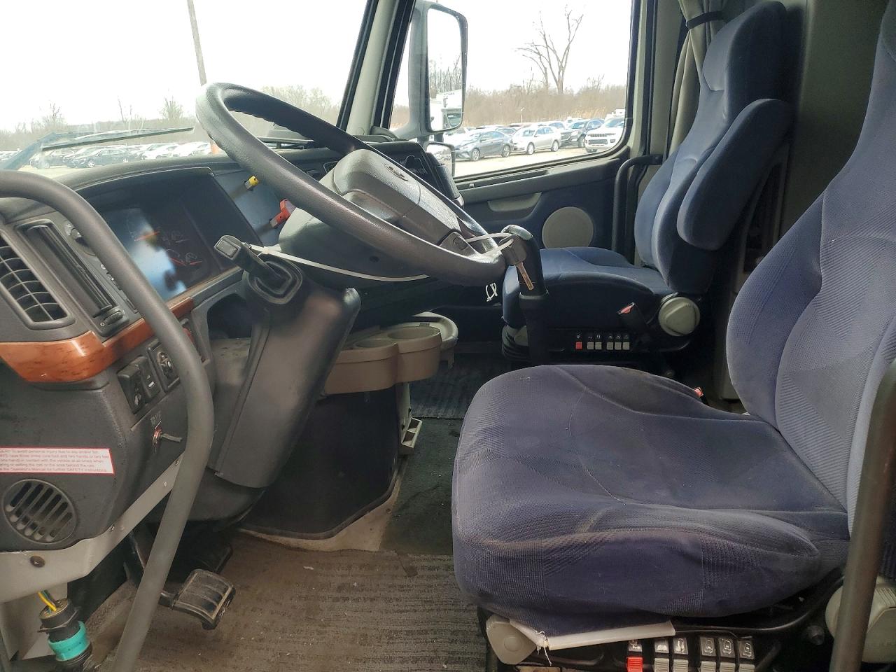2004 VOLVO Vn VIN 4V4NC9TH24N362444 photo 5