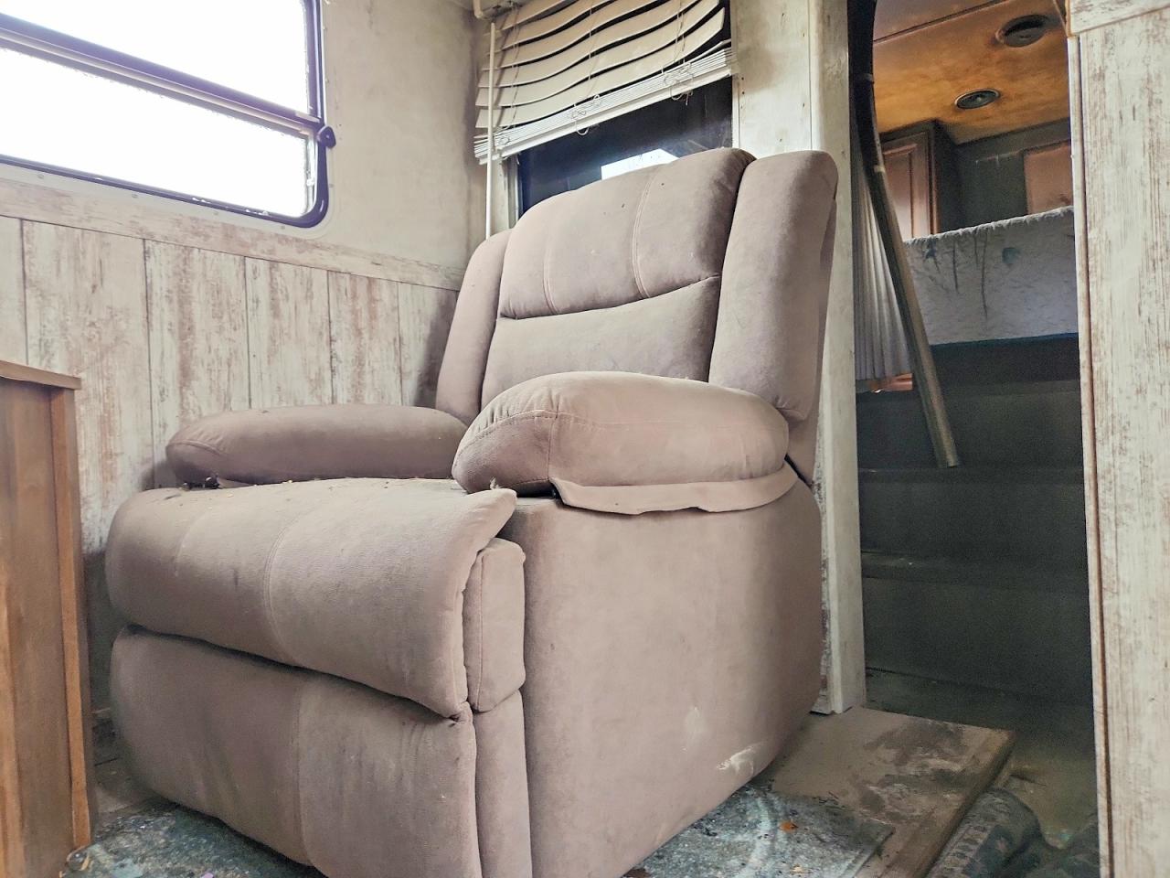 1999 JAYCO All models VIN 1UJCJ02M1X5LC0494 photo 5
