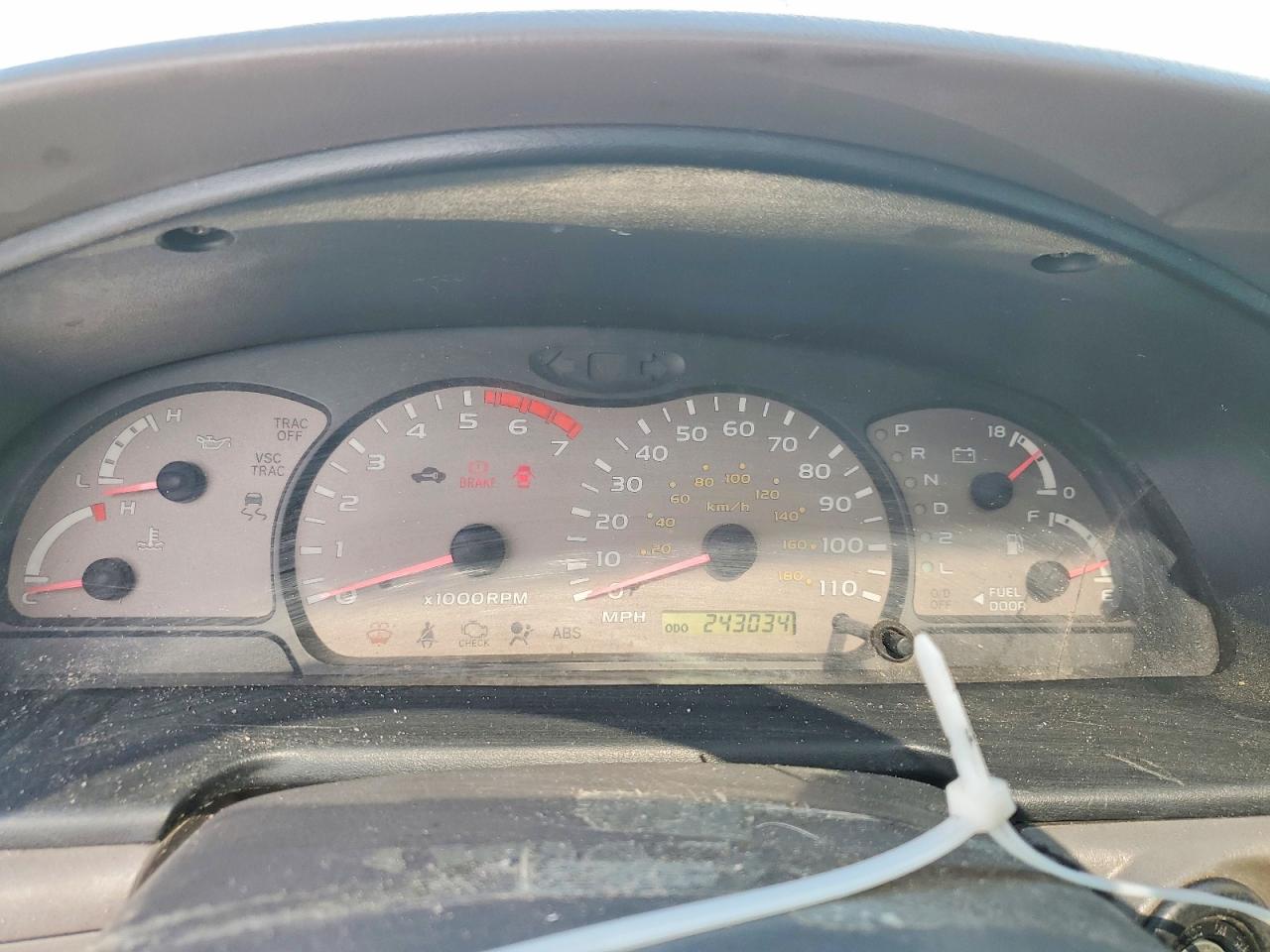 2002 Toyota Sequoia VIN 5TDZT38AX2S093364 photo 9