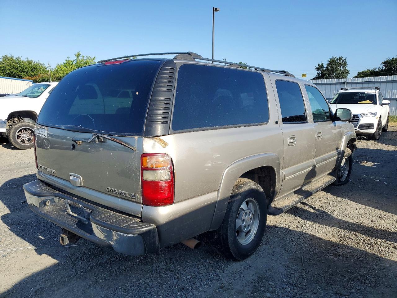 2002 Chevrolet Suburban VIN 1GNFK16T12J211370 photo 3