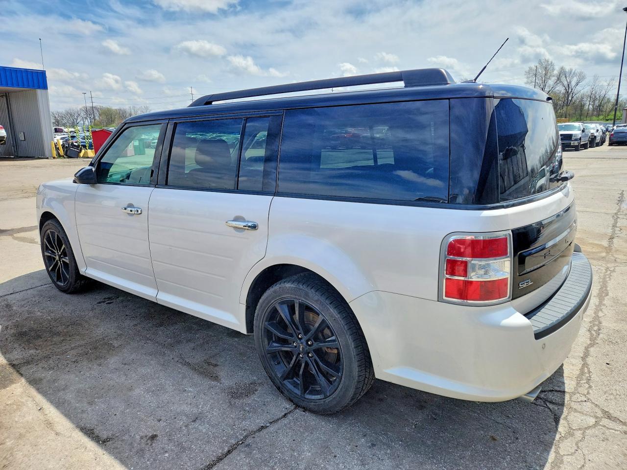 2019 Ford Flex VIN 2FMHK6C8XKBA38396 photo 2
