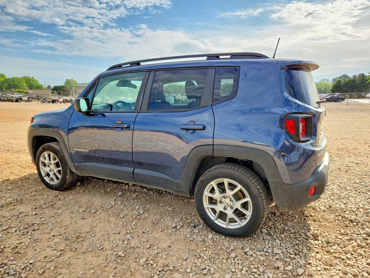 2022 Jeep Renegade VIN ZACNJDB18NPN78958 photo 2