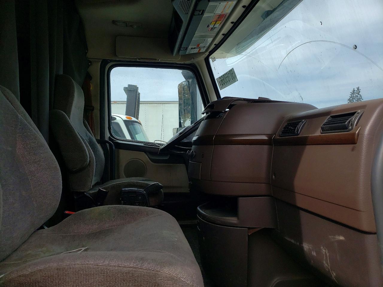 2015 VOLV Vn VIN 4V4NC9EH2FN920518 photo 5