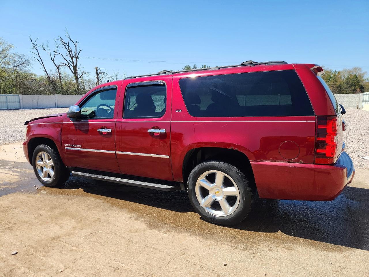 2010 Chevrolet Suburban VIN 1GNUKKE39AR278913 photo 2