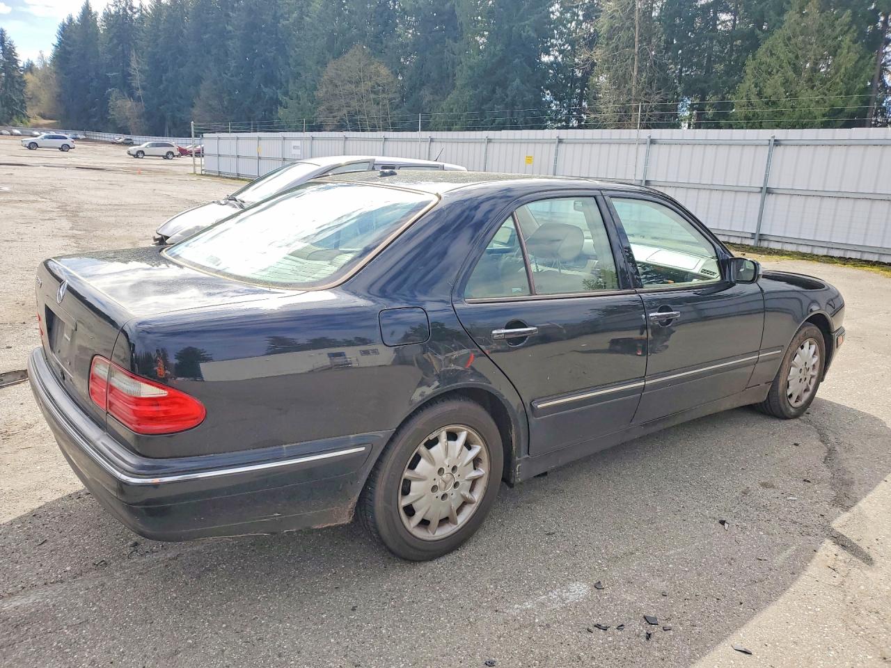 2001 Mercedes-Benz E-class VIN WDBJF65J81B386260 photo 3