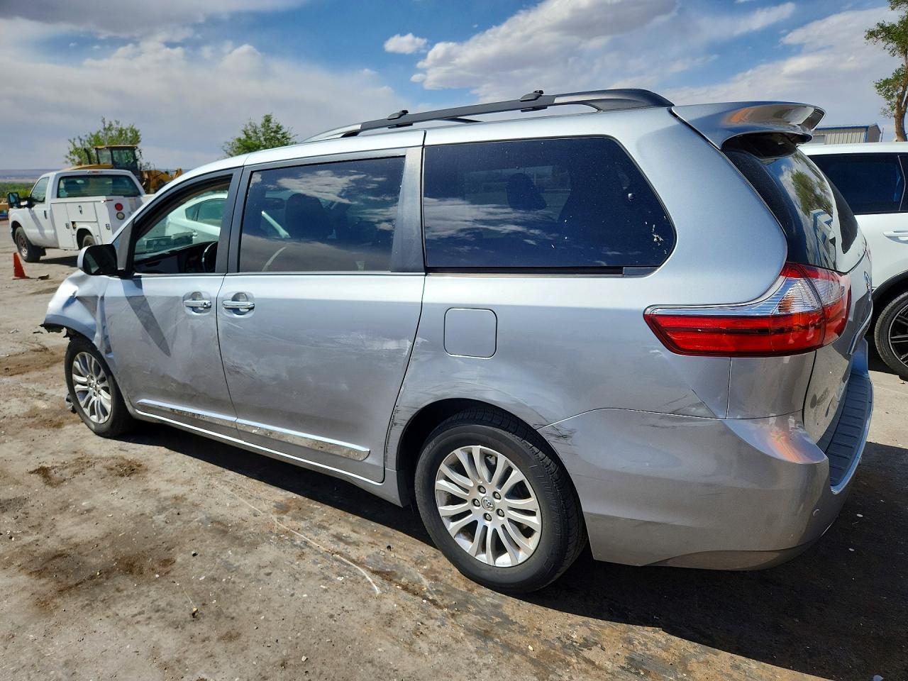 2015 Toyota Sienna VIN 5TDYK3DC5FS656896 photo 2