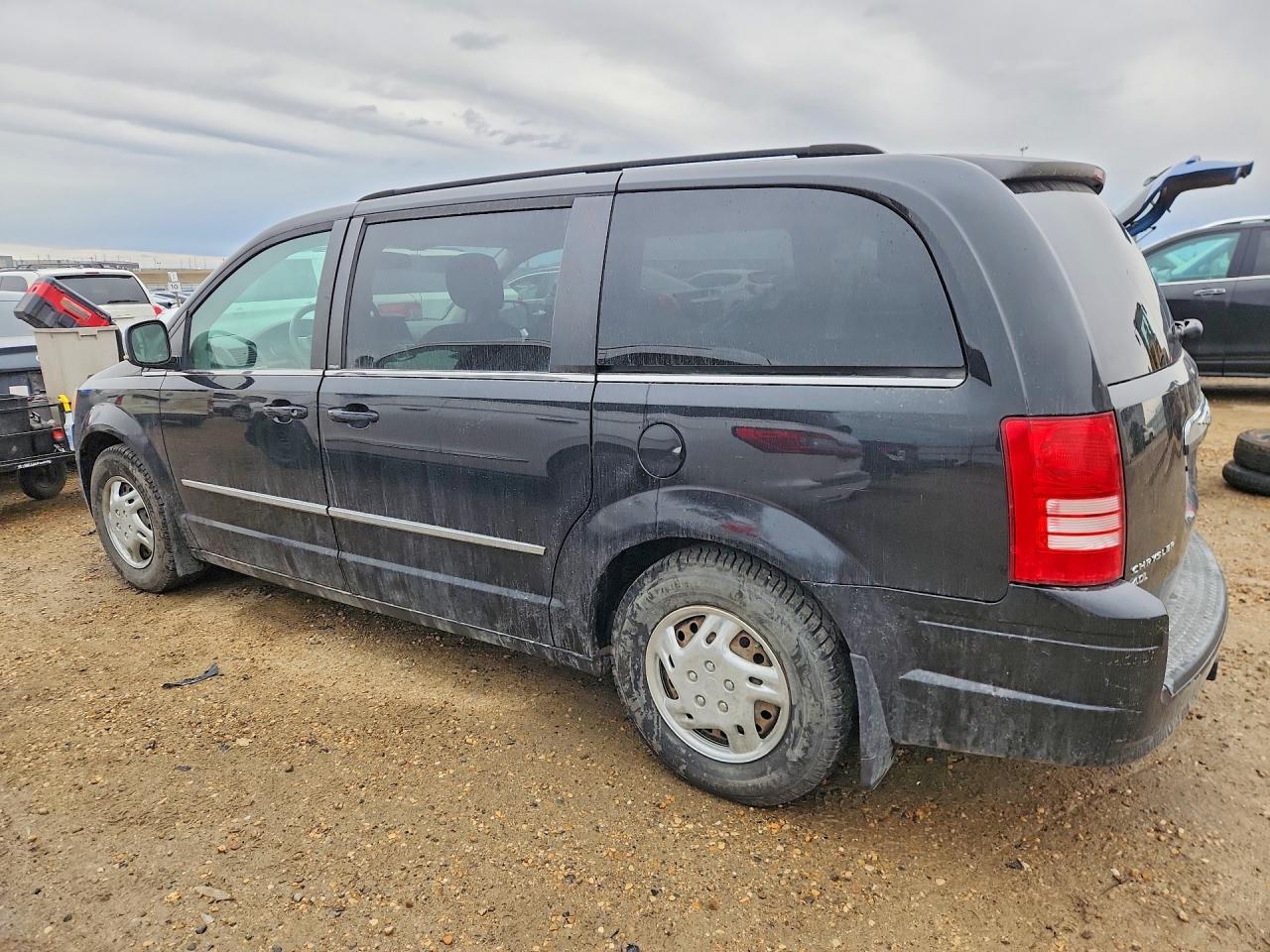 2010 Chrysler Minivan VIN 2A4RR5DX7AR126441 photo 2