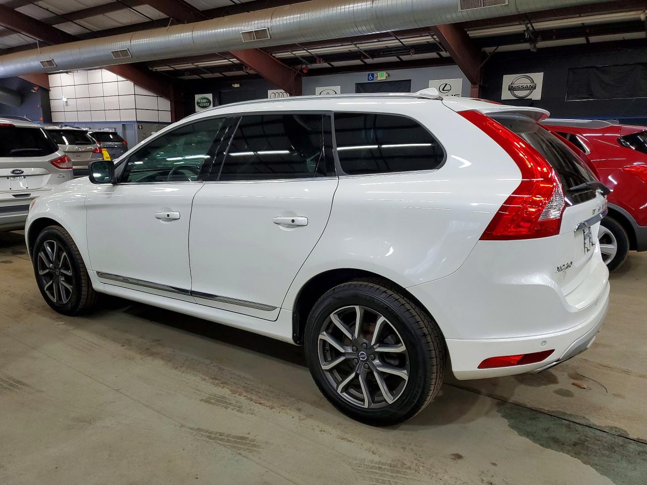2017 Volvo Xc60 VIN YV449MRR1H2122654 photo 2