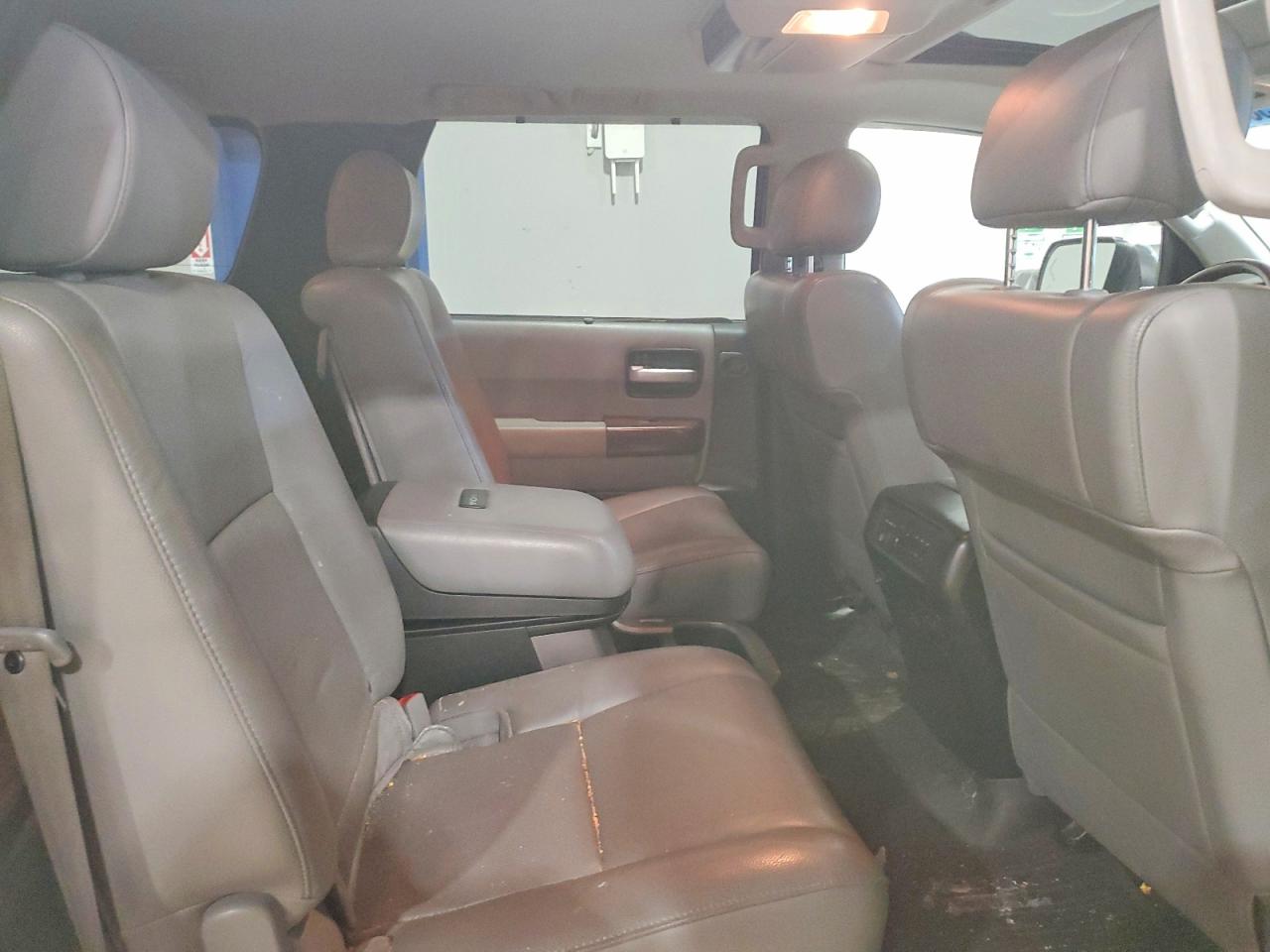 2012 Toyota Sequoia VIN 5TDDY5G1XCS059340 photo 11