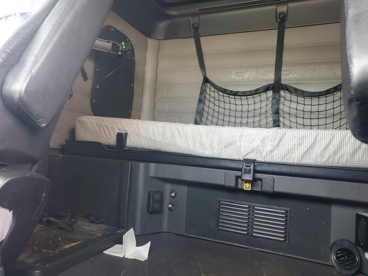 2020 FREIGHTLINER All other VIN 3AKJHHDR9LSLS7730 photo 6