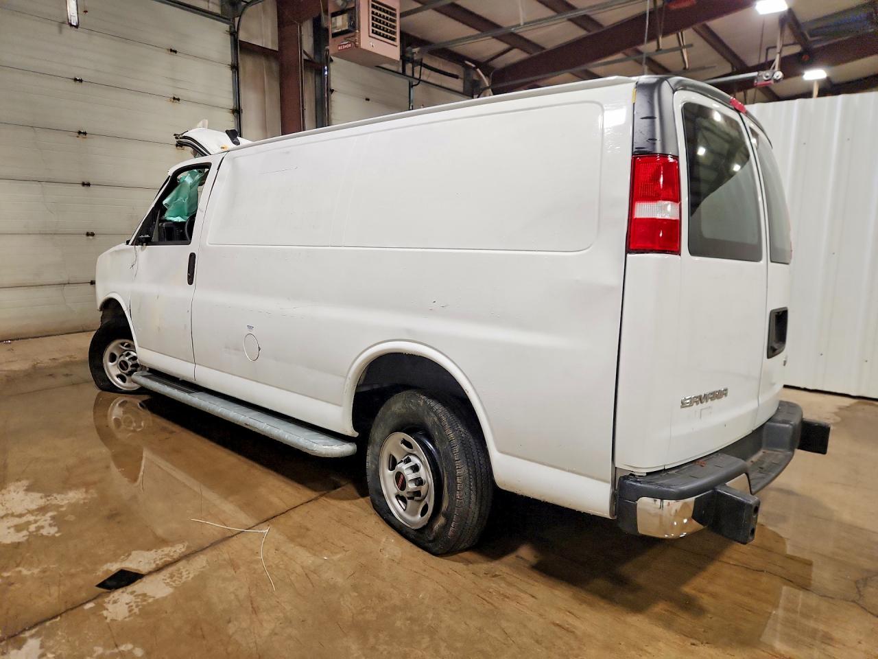 2024 GMC Savana VIN 1GTW7AFP8R1154737 photo 2