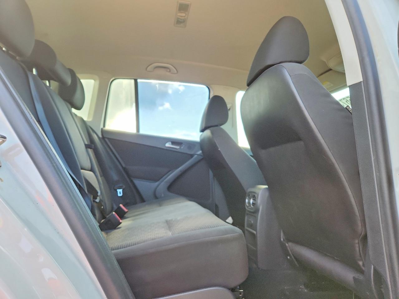 2017 Volkswagen Tiguan VIN WVGAV7AX7HK046978 photo 10