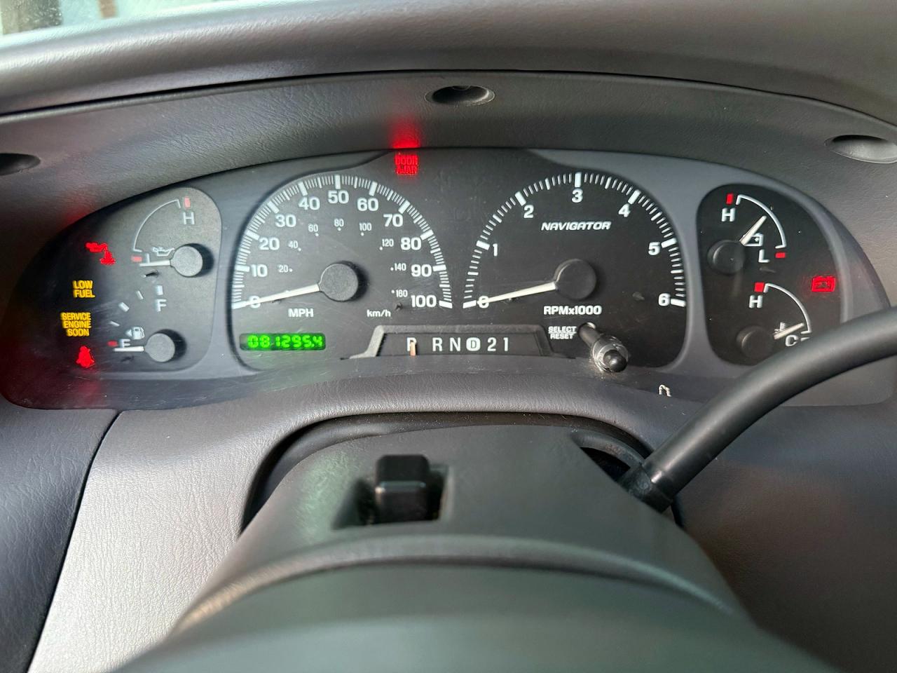 2000 LINCOLN Navigator VIN 5LMFU28A8YLJ24804 photo 8