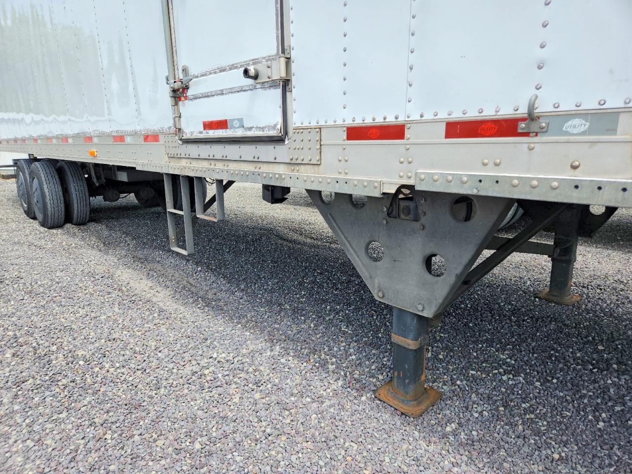 2015 UTILITY All models VIN 1UYVS2487FM408333 photo 9