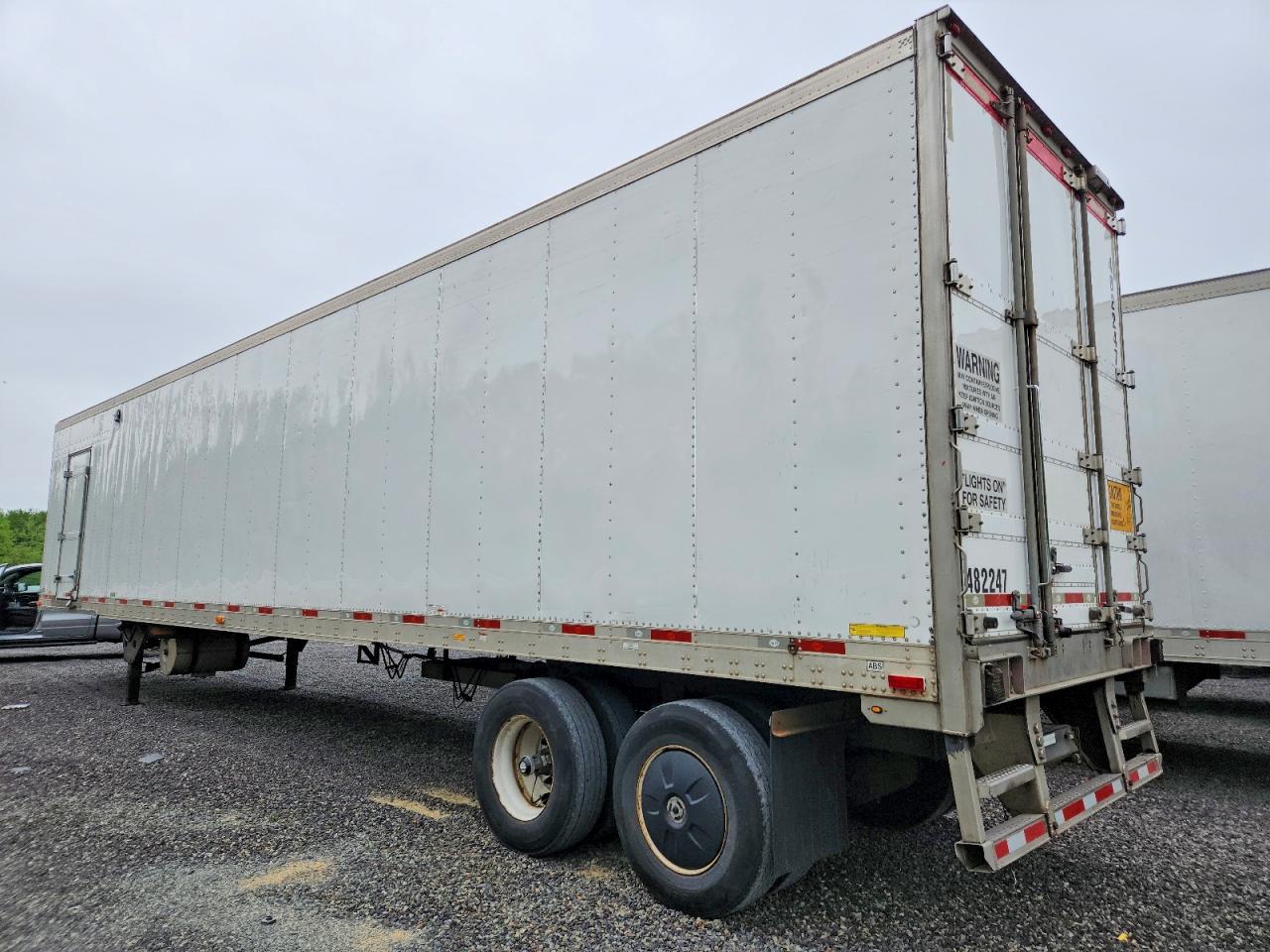 2015 UTILITY All models VIN 1UYVS2484FM408340 photo 3