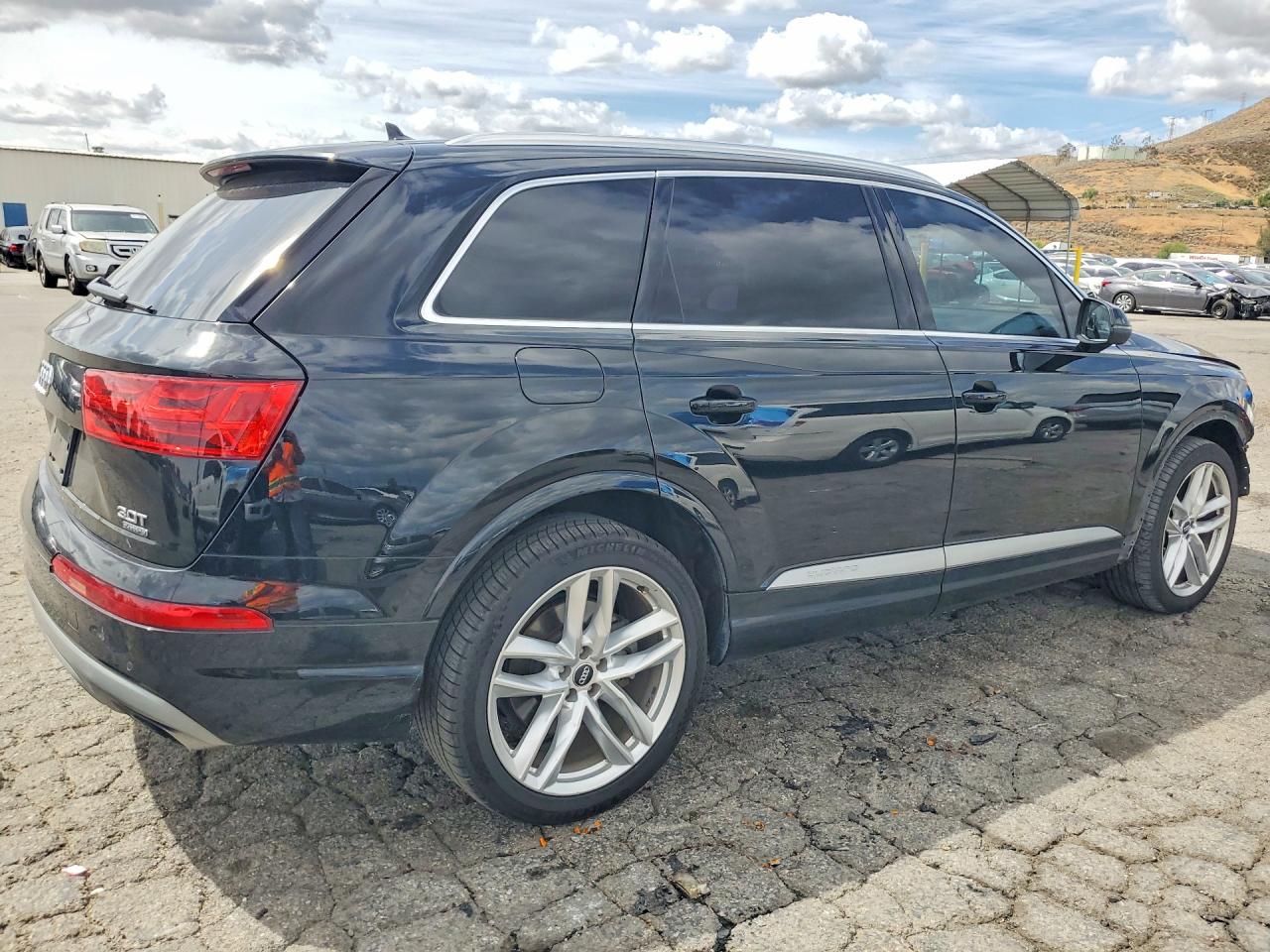 2017 Audi Q7 VIN WA1VAAF71HD056198 photo 3