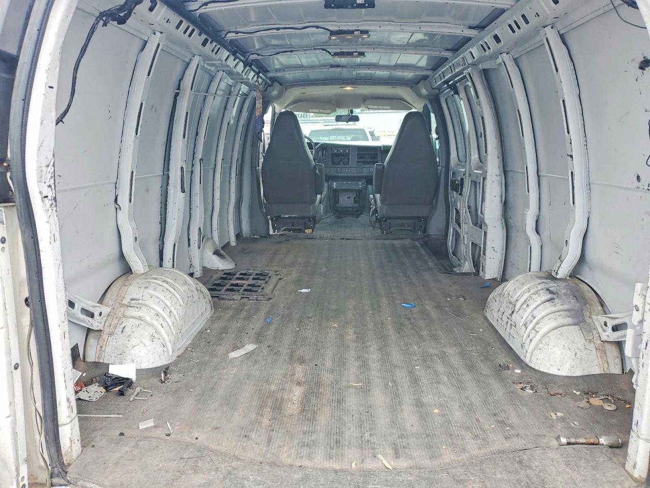 2018 CHEV Express VIN 1GCWGBFP6J1253924 photo 10