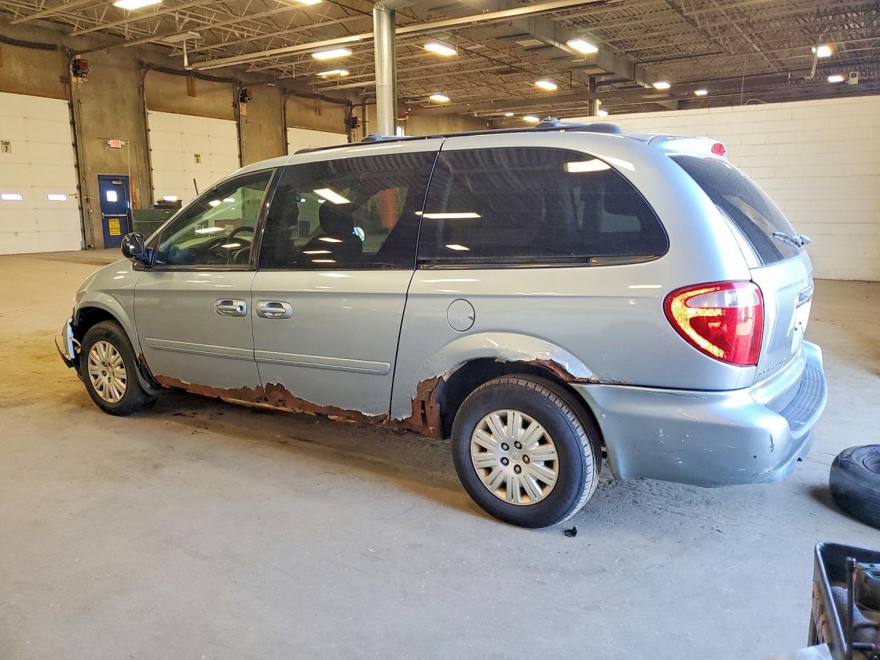 2005 CHRYSLER Minivan VIN 2C4GP44R45R199397 photo 2