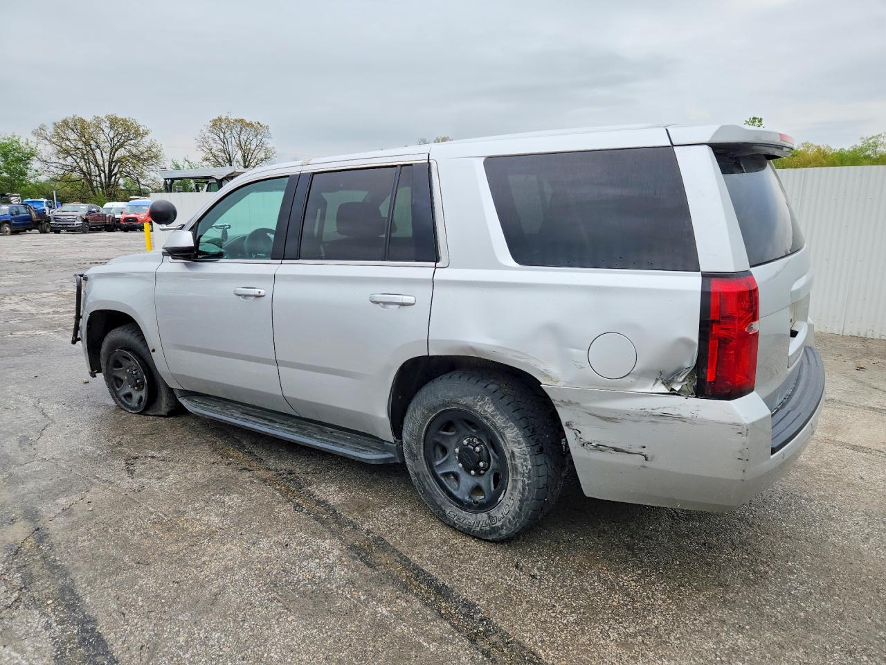 2019 Chevrolet Tahoe VIN 1GNSKDEC6KR362420 photo 2