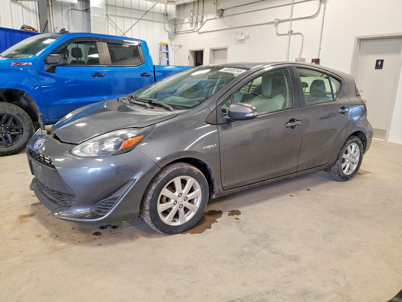 2018 Toyota Prius c on VIN JTDKDTB33J1617880 photo 1