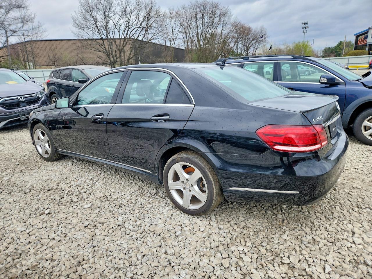 2016 Mercedes-Benz E-class VIN WDDHF8JB9GB252155 photo 2