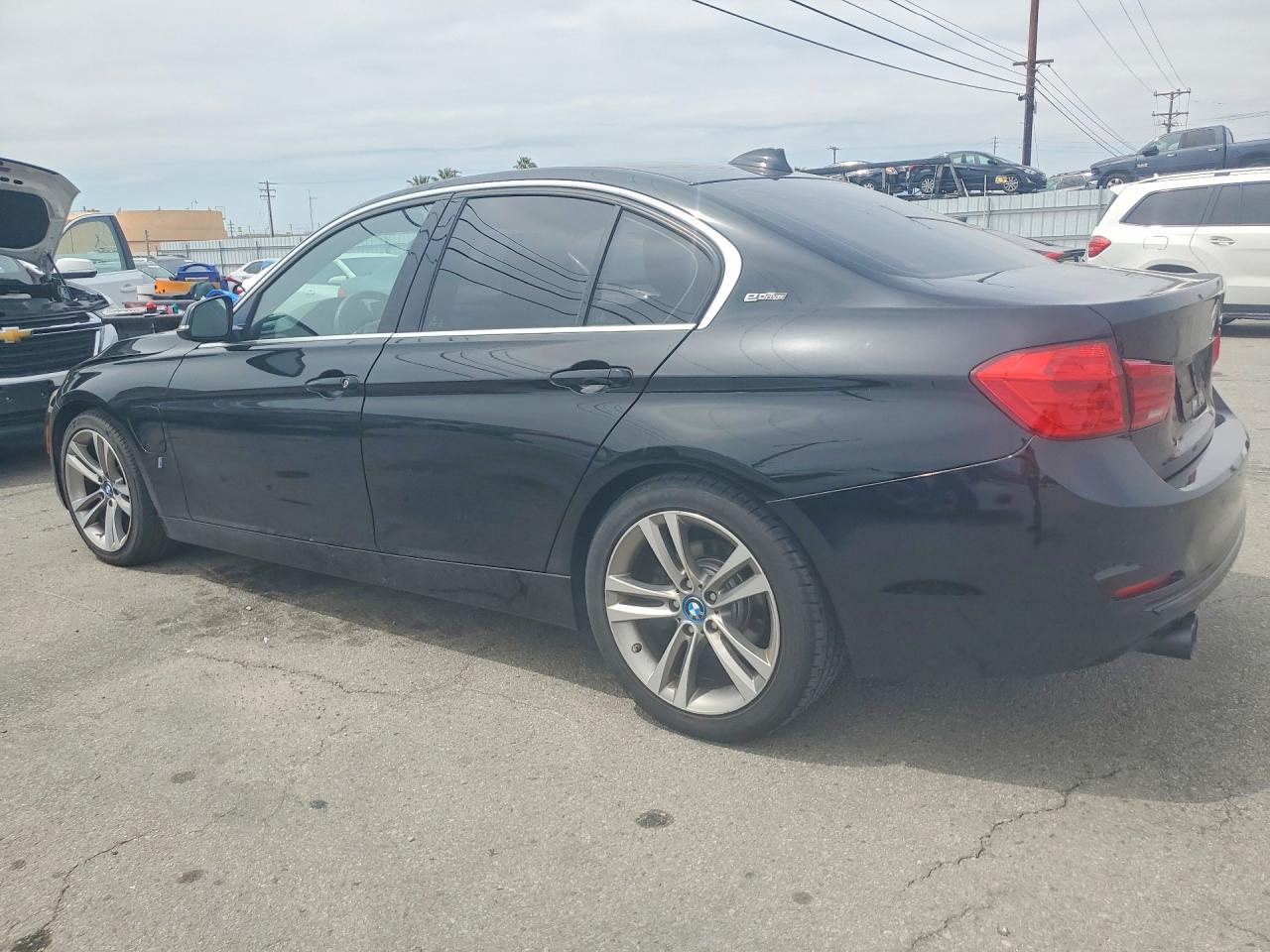 2017 BMW 3 series VIN WBA8E1C52HK480296 photo 2