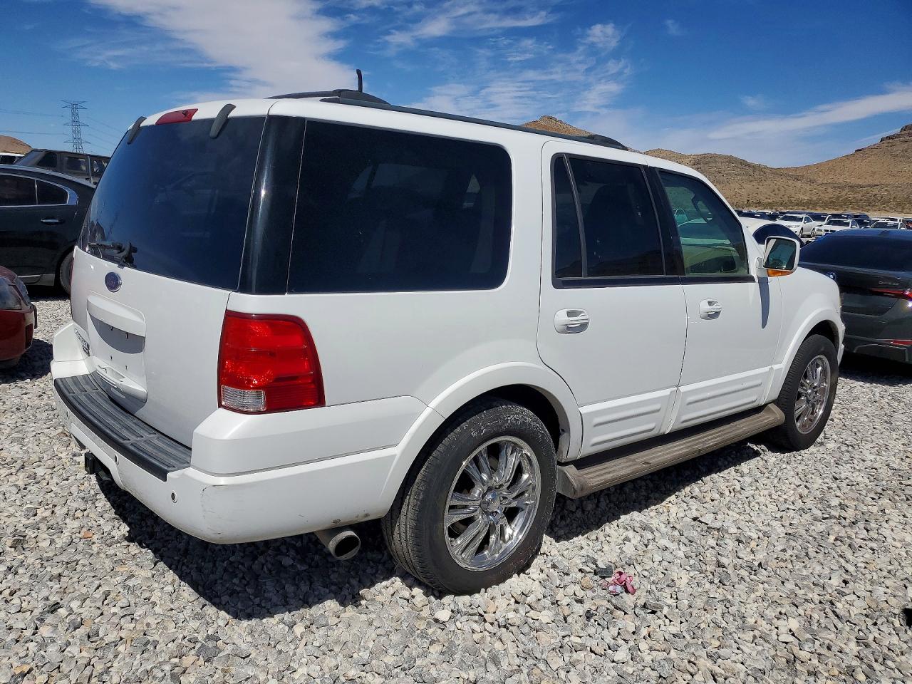 2004 Ford Expedition VIN 1FMFU17L14LA82163 photo 3